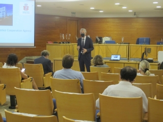 Imagen de la reunión de hoy en el Salón de Actos del edificio judicial de la calle Pardo Gimeno de Alicante